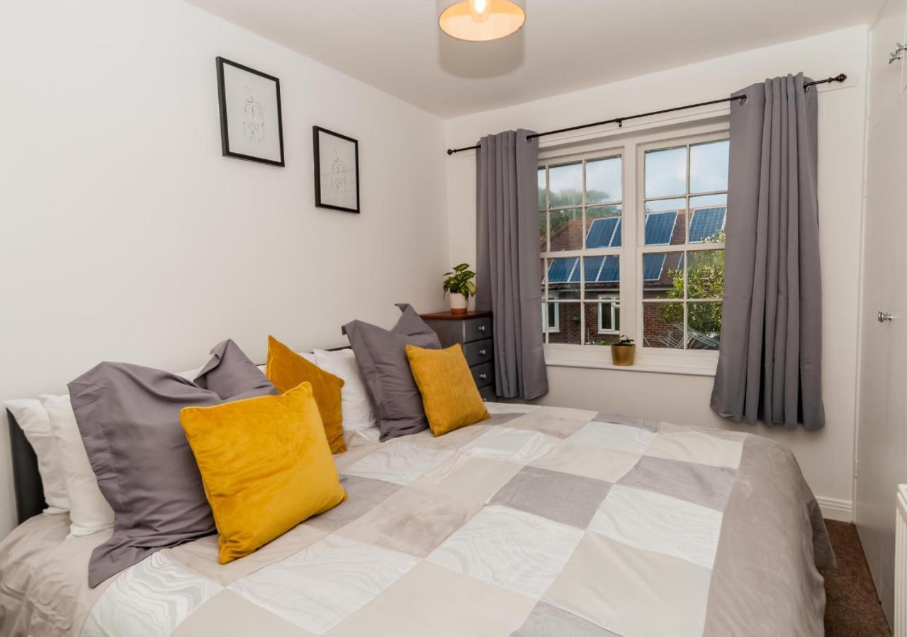 2 Bed Apartment-5 Guests - Business-Relocation-Parking - The Brighton Short Stay & Serviced Apartments Kültér fotó